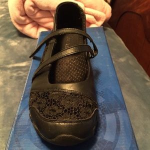 Sketchers Active Shoes